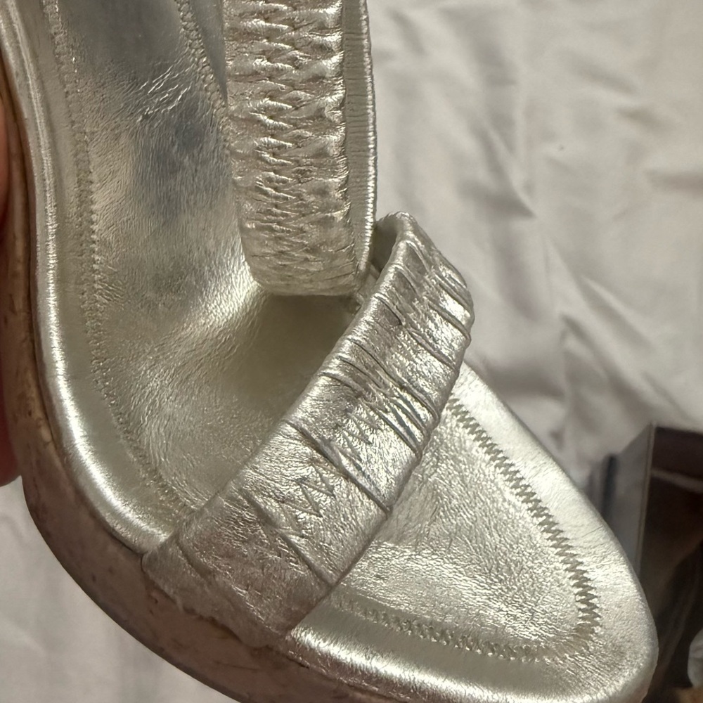 Gucci Brown Box with Gold Logo. They’re like new but cork got ruined in the box - Picture 7 of 16